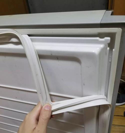 冰箱不制冷的水清理方法（快速处理冰箱内积水的有效方法）  第1张