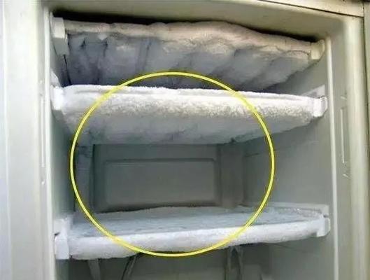 冰箱不制冷的水清理方法（快速处理冰箱内积水的有效方法）  第3张
