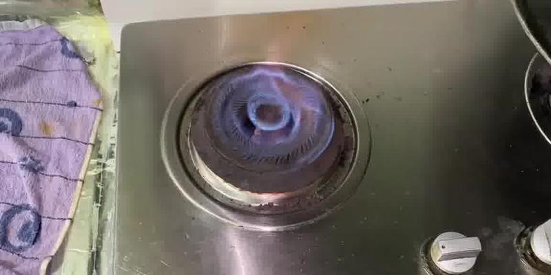 燃气灶底部着火的原因及预防措施（了解燃气灶底部着火原因）  第1张