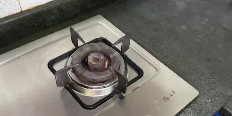 燃气灶底部着火的原因及预防措施（了解燃气灶底部着火原因）  第3张