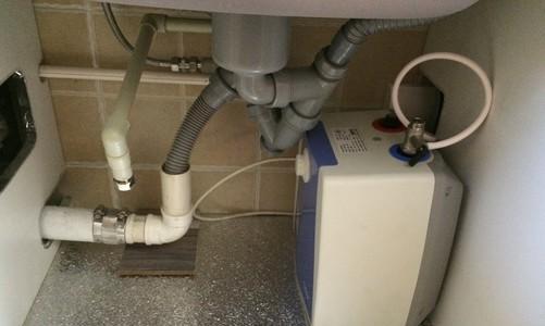 净水器出水口锁了怎么处理（解决净水器出水口锁住的方法和技巧）  第2张