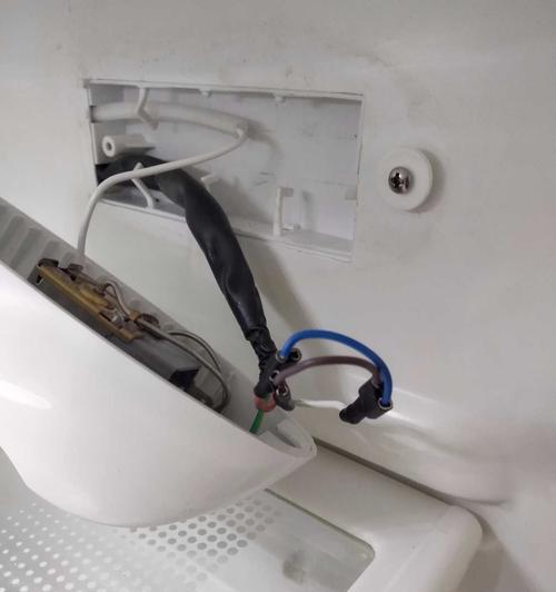 冰箱漏水问题的原因与解决方法（冰箱漏水原因解析及应对方案）  第1张