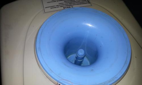 家用饮水机漏水问题解决方法（为什么家用饮水机会漏水）  第1张