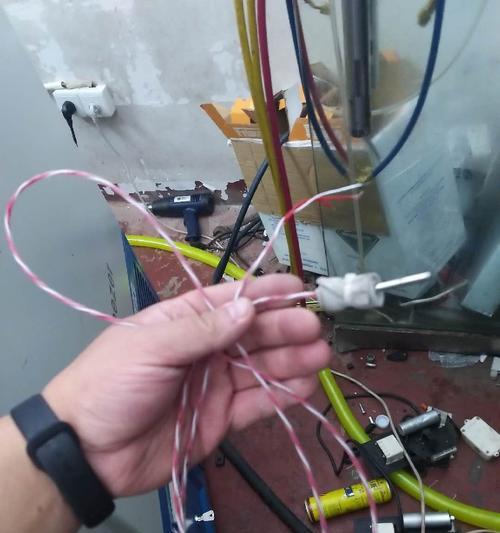冰柜盖子打滑修理方法（解决冰柜盖子打滑问题的实用技巧）  第1张