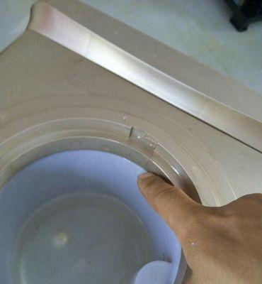 饮水机小孔漏水的修复方法（解决家庭饮水机小孔漏水问题的实用技巧）  第1张