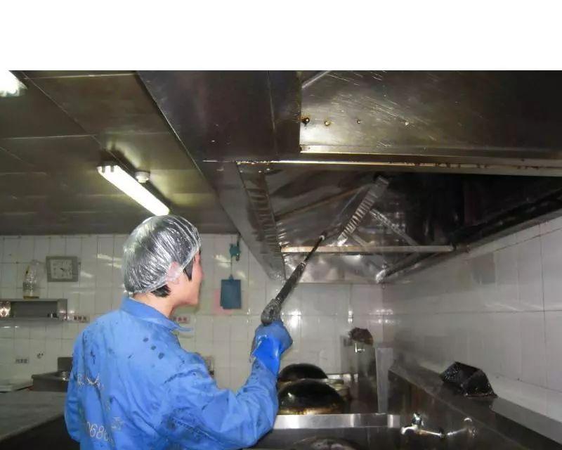 饭店油烟机清洗方法详解（轻松掌握清洗油烟机的技巧）  第3张