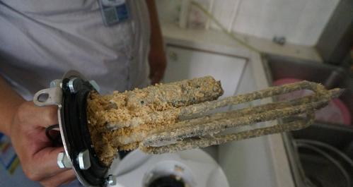 热水器内污垢清洗指南（教你如何彻底清理热水器内的污垢）  第3张
