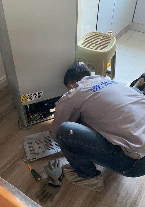 解决冰箱风扇堵塞问题，保证制冷效果（冰箱风扇清洁维护的关键方法）  第1张