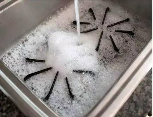 使用白醋和苏打清洗油烟机的妙招（简单）  第2张