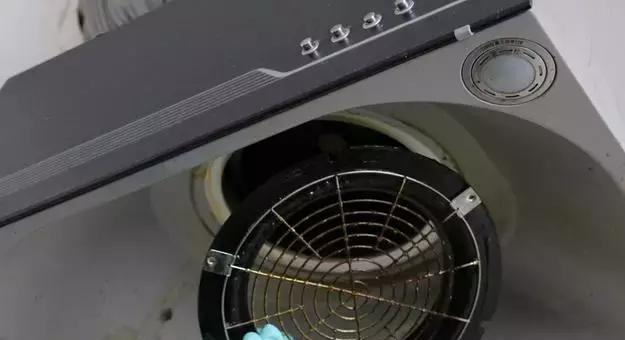 如何有效清洁油烟机地槽油污（告别油污困扰）  第2张