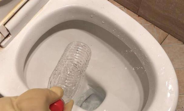 马桶堵了怎么办（一起学习如何处理堵塞的马桶问题）  第1张
