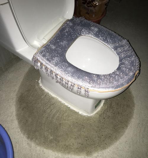 如何修理漏水的马桶底部（简易步骤教你解决马桶底部漏水问题）  第2张