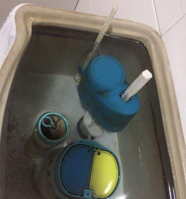 如何修理漏水的马桶底部（简易步骤教你解决马桶底部漏水问题）  第3张