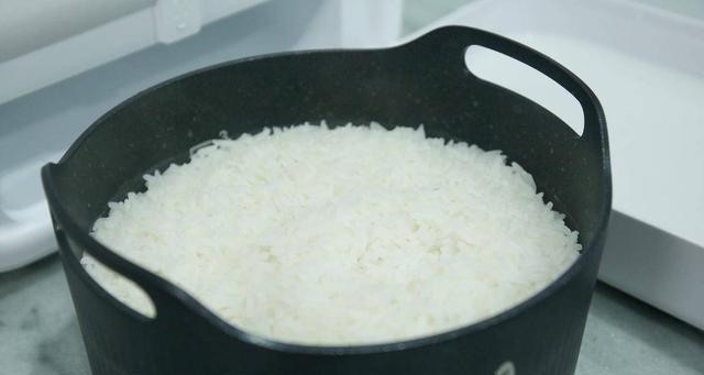 电饭煲焦饭的原因及预防方法（揭秘电饭煲焦饭现象的真相）  第1张