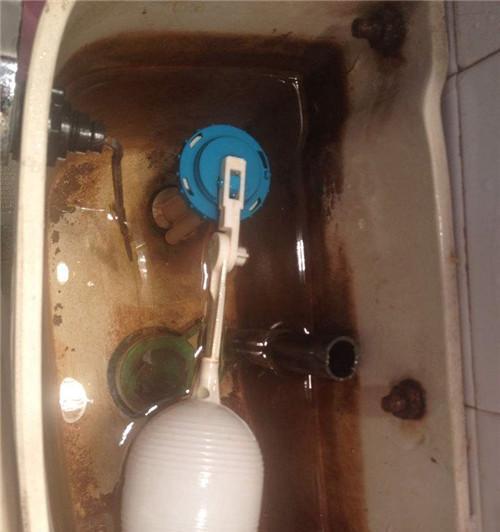 马桶水箱漏水原因及解决办法（厕所水箱漏水的常见原因和简单解决方法）  第1张