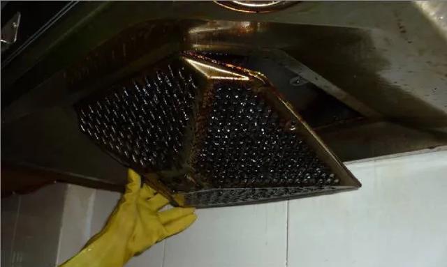 解密重度油泥清洗技巧（掌握清洗方法）  第3张