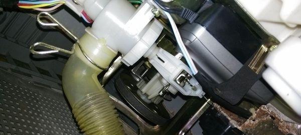 解决洗衣机边洗边漏水的方法（自行修理洗衣机漏水问题的实用指南）  第1张