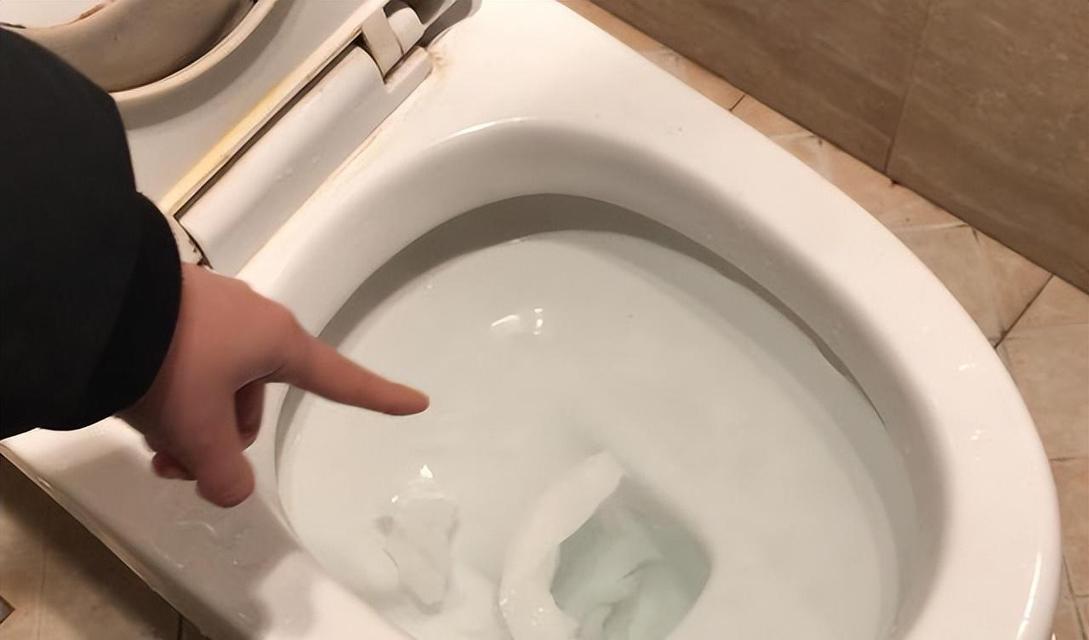 自己快速疏通虹吸式马桶堵塞的方法（用简单的方法解决虹吸式马桶堵塞问题）  第1张
