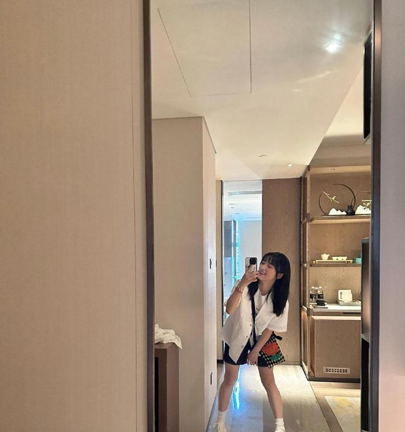 如何用手机拍出好看的镜子自拍？  第2张