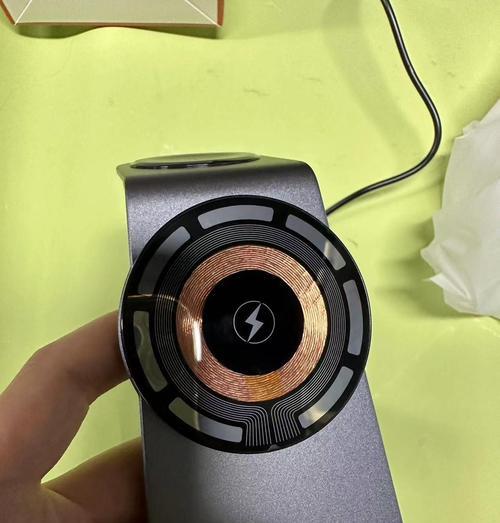 如何给桌子添加无线充电器？  第1张